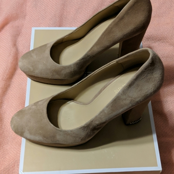 Dark khaki suede pumps - Picture 2 of 3